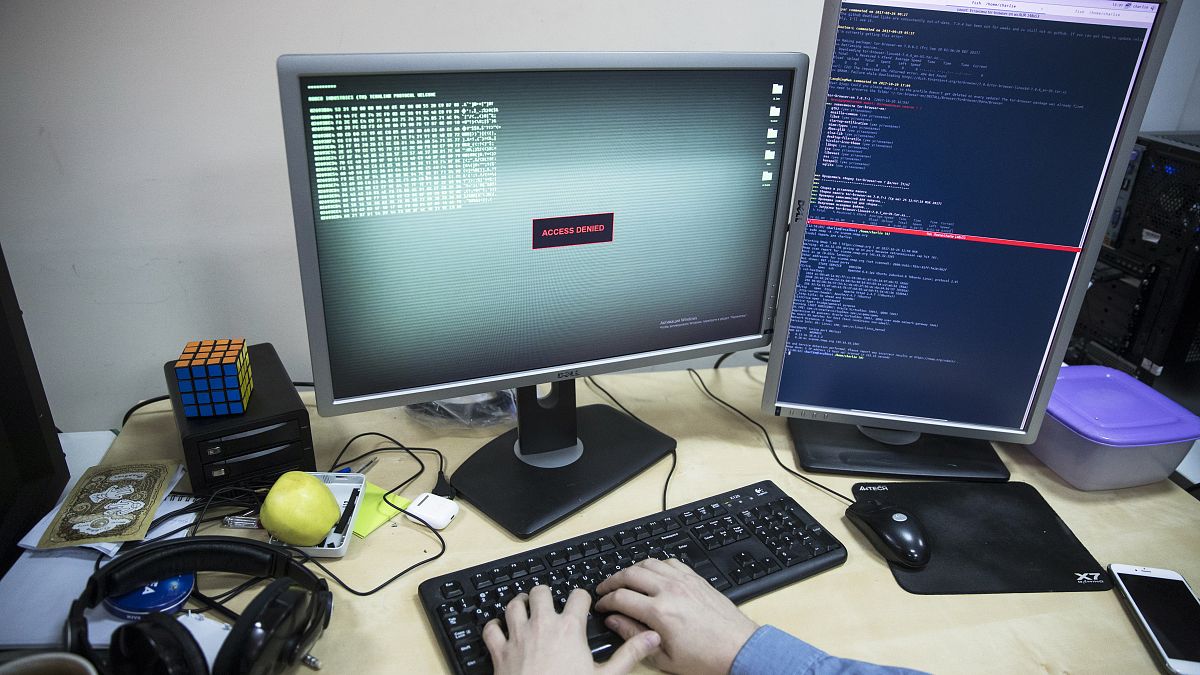 موظف من شركة Global Cyber Security Company Group-IB يطور كود كمبيوتر في مكتب في موسكو
