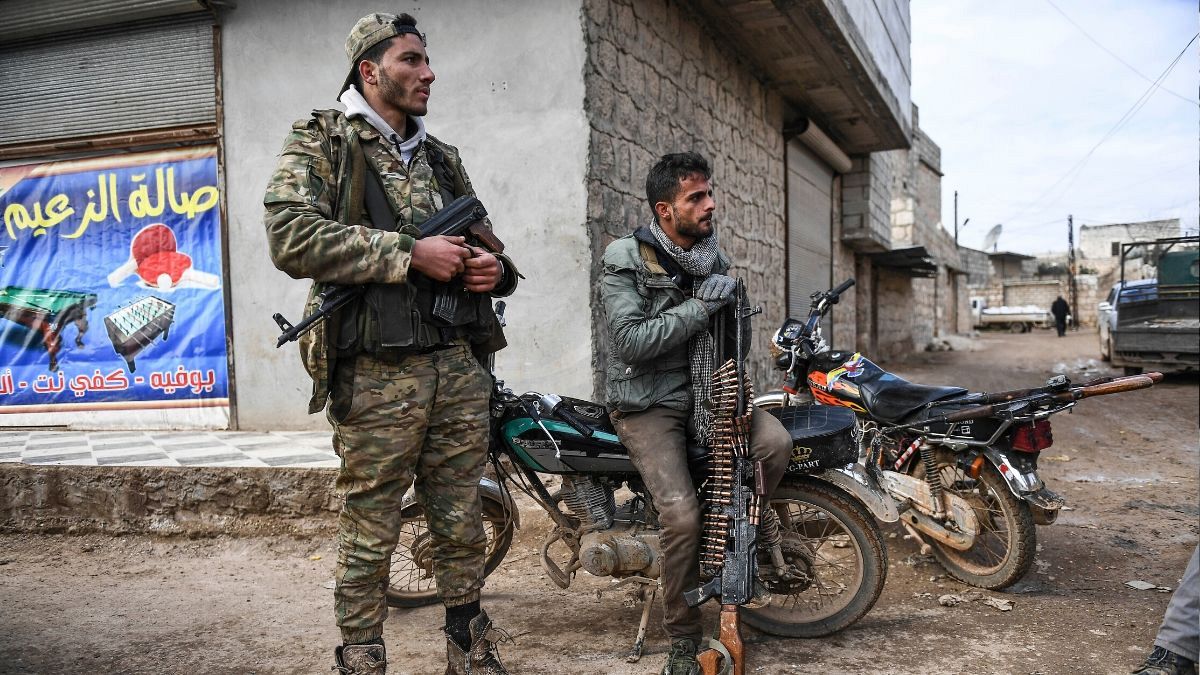 شبه‌نظامیان مخالف دولت سوریه در منطقه‌ای خارج از ادلب 