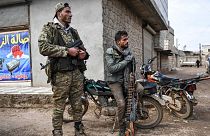 شبه‌نظامیان مخالف دولت سوریه در منطقه‌ای خارج از ادلب 
