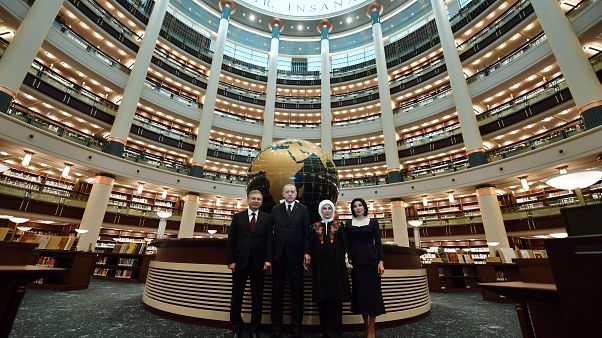 Türkiye Cumhurbaşkanı Recep Tayyip Erdoğan ve Özbekistan Cumhurbaşkanı Şevket Mirziyoyev eşleriyle birlikte Millet Kütüphanesi'nin açılış törenine katıldı. Türkiye Cumhurbaşkanı Recep Tayyip Erdoğan ve Özbekistan Cumhurbaşkanı Şevket Mirziyoyev eşleriyle birlikte Millet Kütüphanesi'nin açılış törenine katıldı.