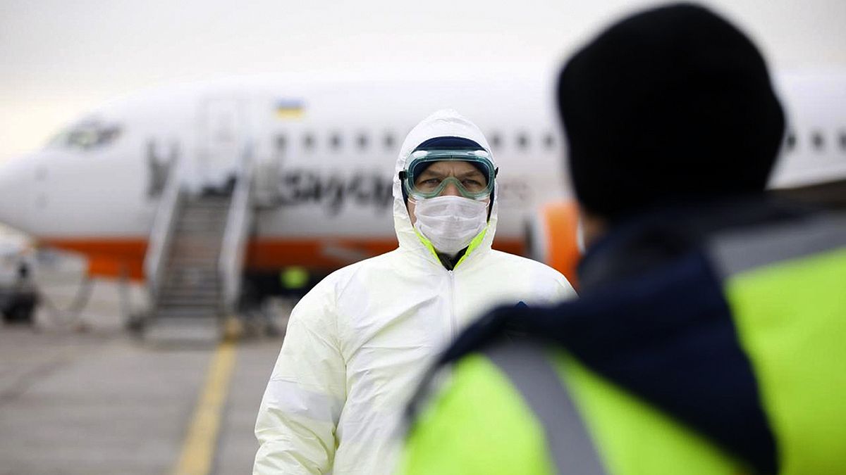 Un membre du personnel médical présidentiel ukrainien, à l'aéroport international de Borispil en Ukraine, jeudi 20 février 2020