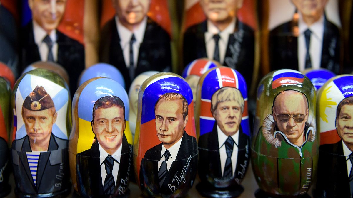 محلات بيع الأشياء التذكارية التي تحمل صور الرئيس الروسي فلاديمير بوتين