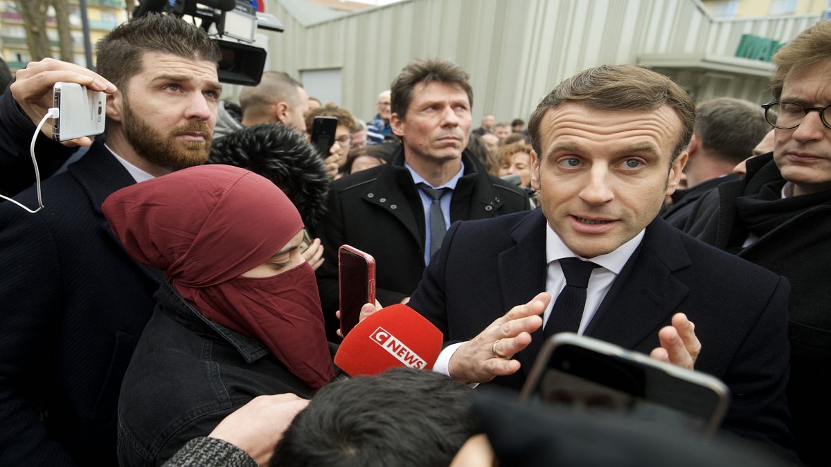 امرأة منقبة إلى جانب الرئيس الفرنسي تشعل مواقع التواصل الاجتماعي 