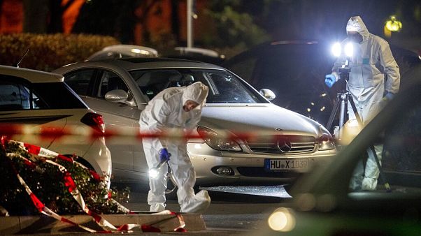 Ein Mann aus Hanau erschoss am Donnerstagabend 9 Menschen, er selbst und seine Mutter wurden tot in ihrer gemeinsamen Wohnung aufgefunden. Ein Mann aus Hanau erschoss am Donnerstagabend 9 Menschen, er selbst und seine Mutter wurden tot in ihrer gemeinsamen Wohnung aufgefunden.