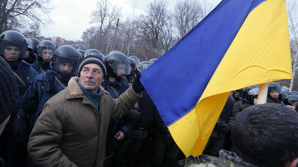 Des manifestants s'opposent à l'arrivée de bus transportants des personnes évacuées de Wuhang et devant être mises en quarantaine à Novi Sarzhany, Ukraine, le 20 février 2020
