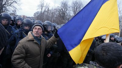 Des manifestants s'opposent à l'arrivée de bus transportants des personnes évacuées de Wuhang et devant être mises en quarantaine à Novi Sarzhany, Ukraine, le 20 février 2020