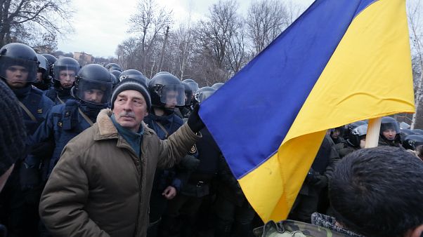 Des manifestants s'opposent à l'arrivée de bus transportants des personnes évacuées de Wuhang et devant être mises en quarantaine à Novi Sarzhany, Ukraine, le 20 février 2020 Des manifestants s'opposent à l'arrivée de bus transportants des personnes évacuées de Wuhang et devant être mises en quarantaine à Novi Sarzhany, Ukraine, le 20 février 2020