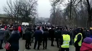 Koronavírus: tiltakoznak az ukrán faluban, ahol a karantén lenne