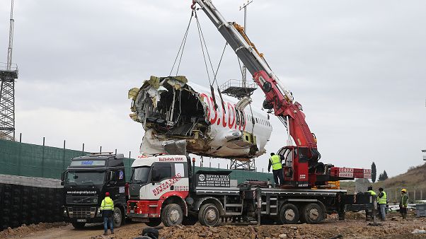 Sabiha Gökçen'de pistten çıkan uçağın enkaz kaldırma çalışmaları Sabiha Gökçen'de pistten çıkan uçağın enkaz kaldırma çalışmaları