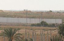 شاهد: مصر تُشيد جداراً جديداً على طول حدودها مع قطاع غزة