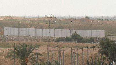 شاهد: مصر تُشيد جداراً جديداً على طول حدودها مع قطاع غزة