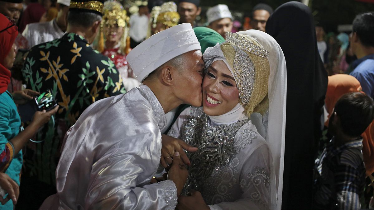 Endonezyalı bakandan yoksulluğa çözüm: Zenginler fakirlerle evlensin