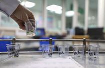 ممرضة تحضر الأدوية للمرضى المصابين بفيروس كورونا، في ووهان - 16 فبراير 2020