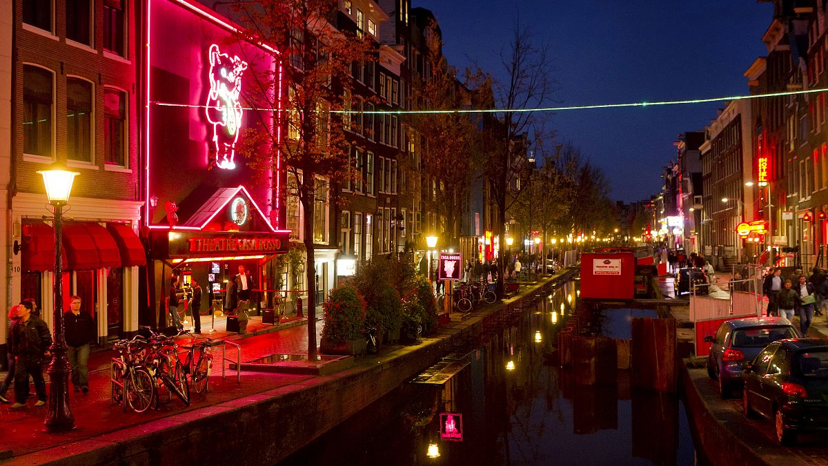 حي الضوء الأحمر" الشهير (دي فالن أو "ريد لايت ديستركت") في العاصمة الهولندية