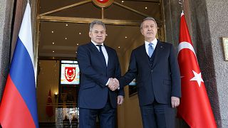 وزير الدفاع الروسي سيرغي شويغو ونظيره التركي خلوصي آكار