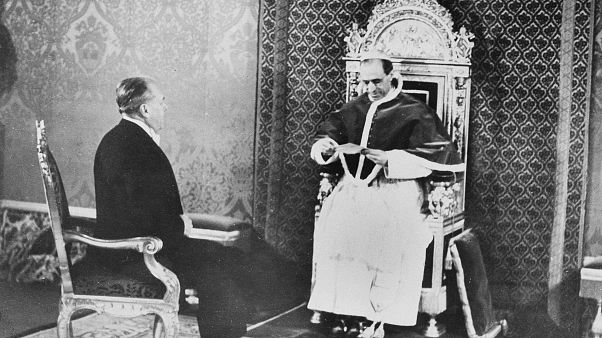 Φωτογραφία του 1940 όπου ο Πάπας Πίος ΙΒ υποδέχεται στο Βατικανό τον απεσταλμένο του αμερικανού προέδρου Ρούσβελτ, που το μεταφέρει επιστολή. Φωτογραφία του 1940 όπου ο Πάπας Πίος ΙΒ υποδέχεται στο Βατικανό τον απεσταλμένο του αμερικανού προέδρου Ρούσβελτ, που το μεταφέρει επιστολή.