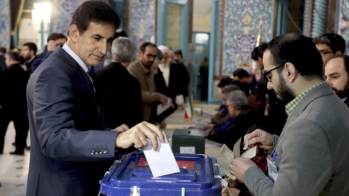 Iranianos votam em legislativas com apelo da oposição ao boicote