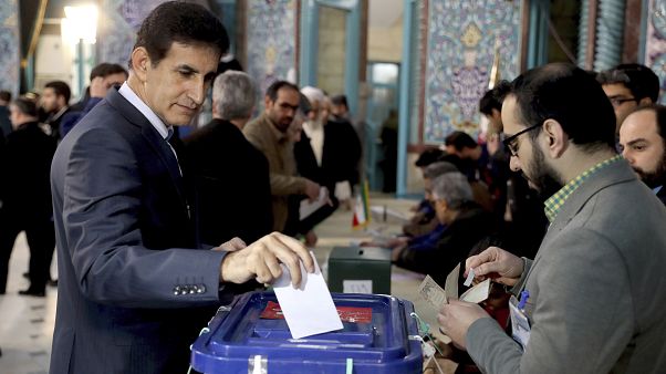 Iranianos votam em legislativas com apelo da oposição ao boicote Iranianos votam em legislativas com apelo da oposição ao boicote