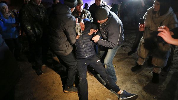 Κάτοικοι πόλης στην κεντρική Ουκρανία διαδήλωσαν κατά επαναπατρισθέντων από τη Γουχάν Κάτοικοι πόλης στην κεντρική Ουκρανία διαδήλωσαν κατά επαναπατρισθέντων από τη Γουχάν