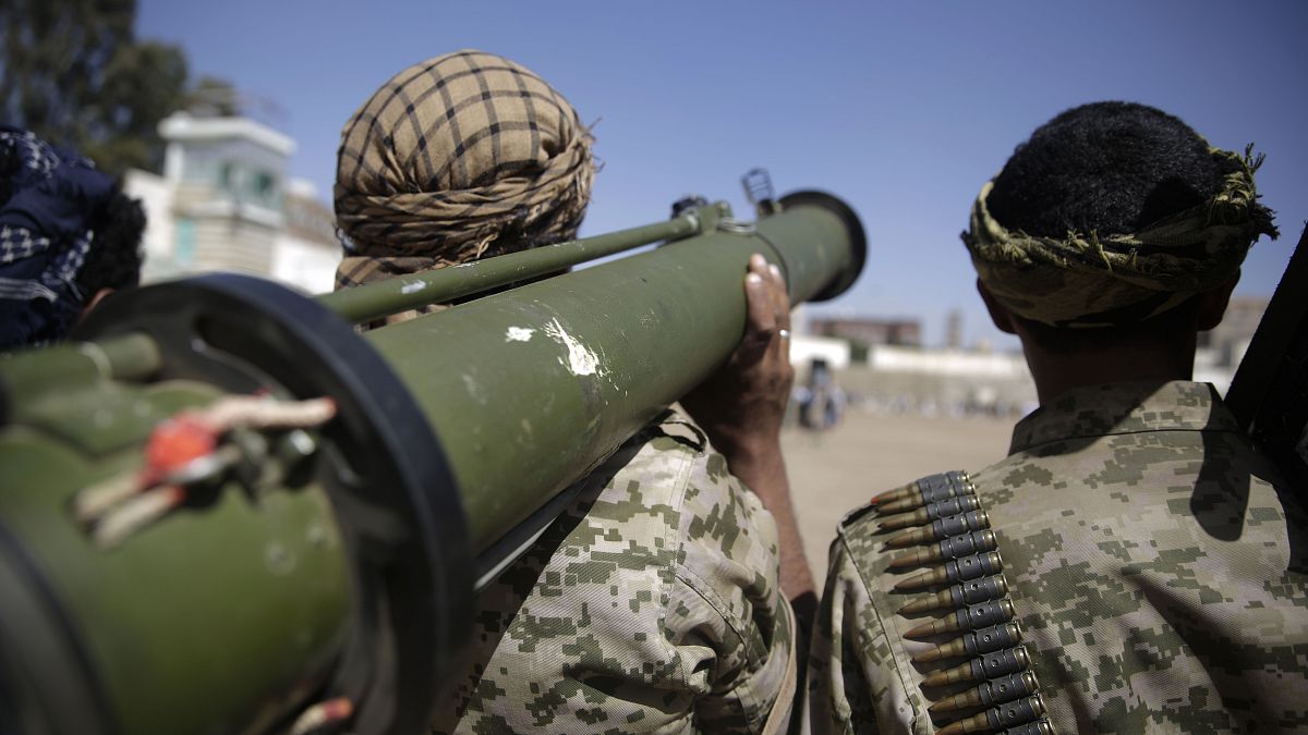 مقاتلان متمردان من الحوثيين يحملان سلاحا       20/02/2020 