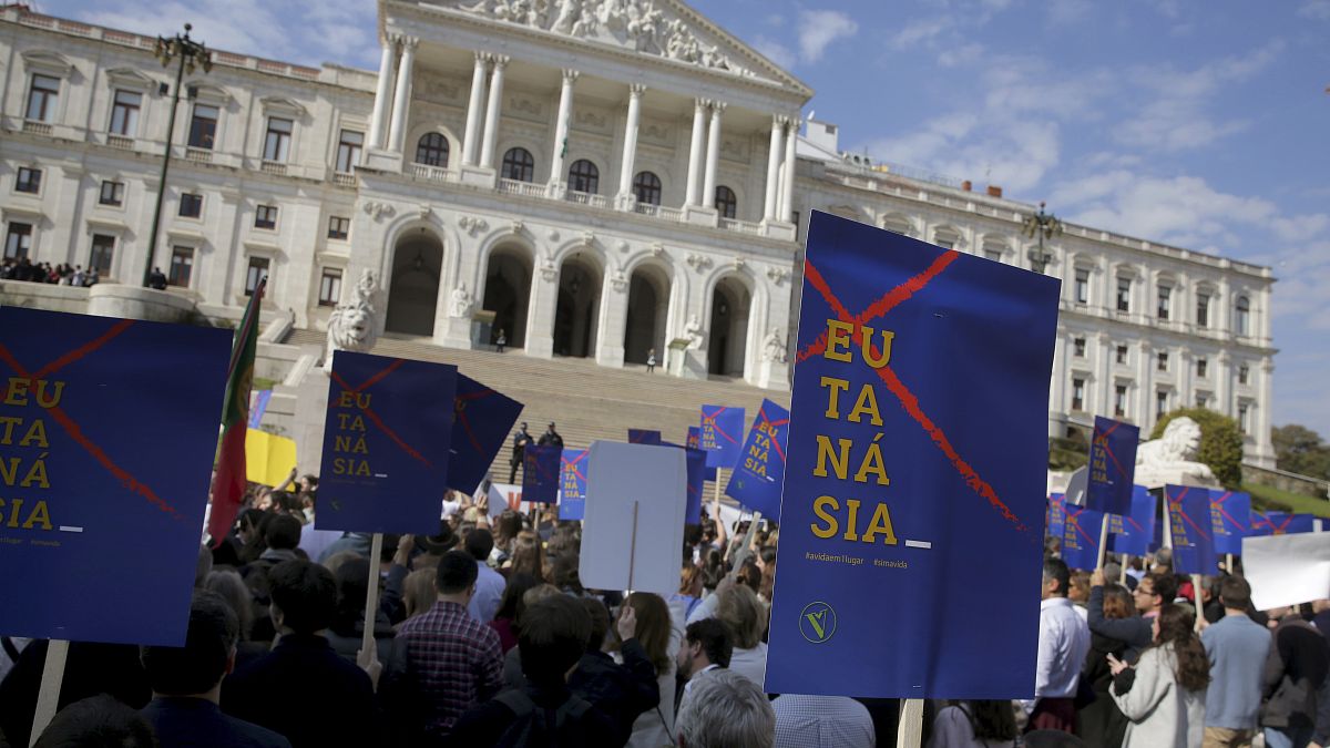 Az eutanázia legalizálása ellen tüntetők a portugál parlament előtt 2020-ban