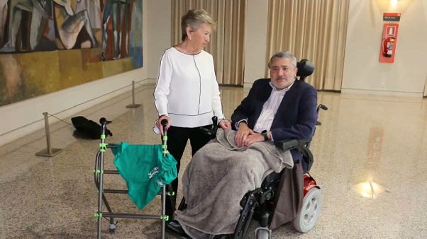 Lola Dorado (links) und ein ebenfalls an einer Motoneuron-Erkrankung leidender Freund von ihr Lola Dorado (links) und ein ebenfalls an einer Motoneuron-Erkrankung leidender Freund von ihr