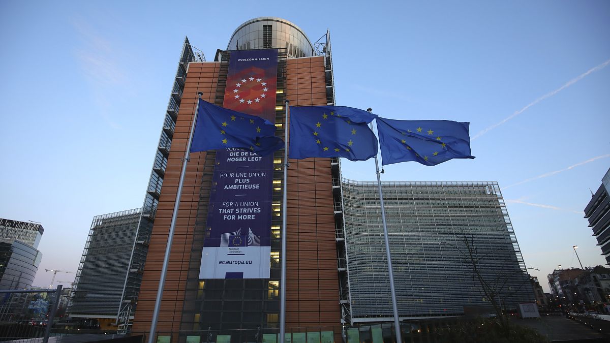 EU-zászlók az uniós költségvetés tárgyalásakor 2020-ban
