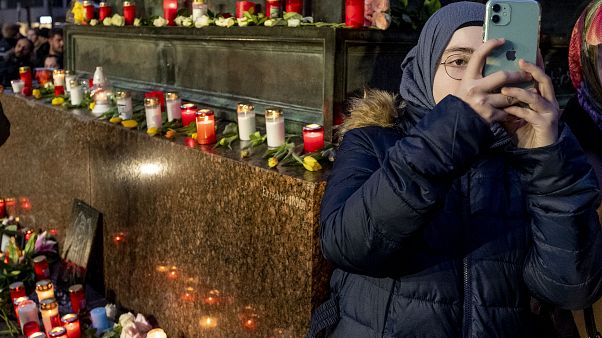 ألمانيا تحذّر من تهديد أمني "مرتفع جدا" مرتبط باليمين المتطرف وتعزز انتشار الشرطة أمام المساجد ألمانيا تحذّر من تهديد أمني "مرتفع جدا" مرتبط باليمين المتطرف وتعزز انتشار الشرطة أمام المساجد
