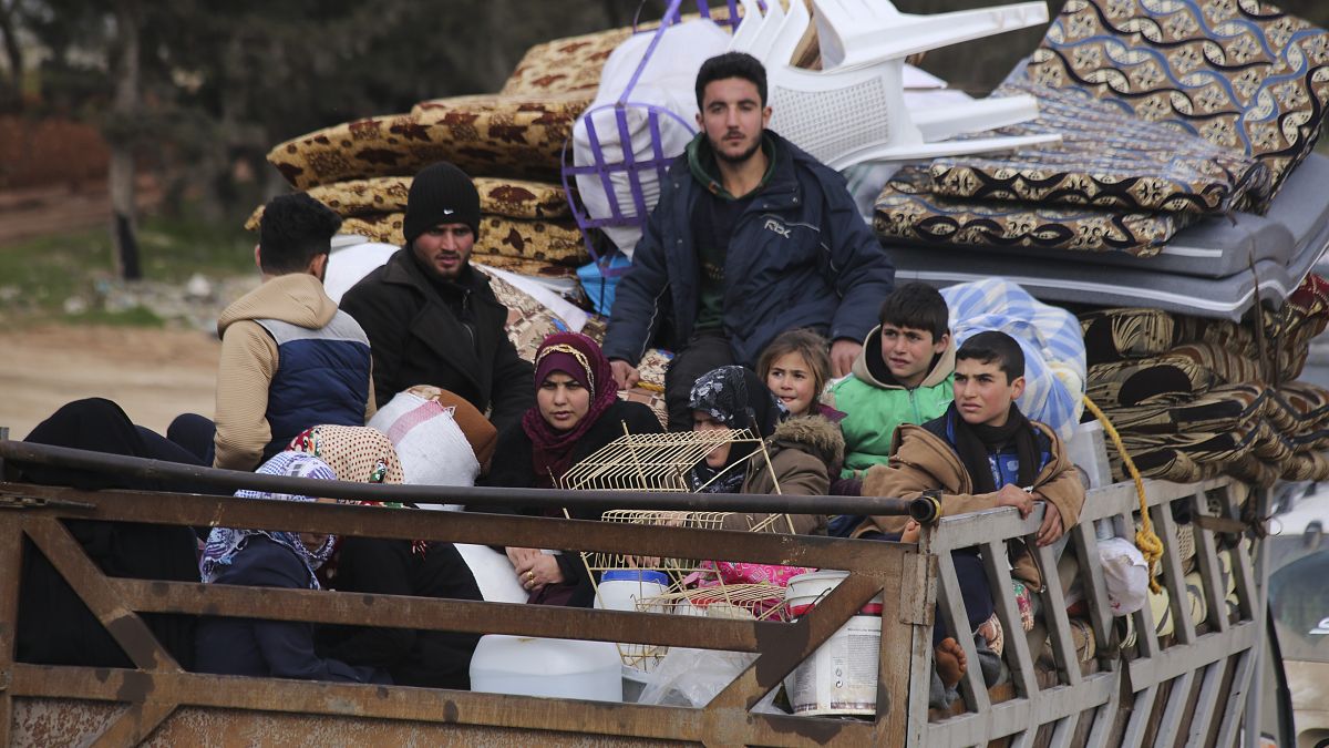 عائلة سورية خلال نزوحها من إدلب، سوريا 2020