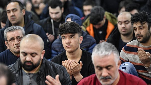Irkçı saldırı sonrası Cuma namazında yüzlerce kişi biraraya geldi Irkçı saldırı sonrası Cuma namazında yüzlerce kişi biraraya geldi