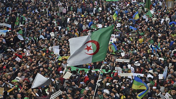 الجزائريون يحيون الذكرى الأولى للحراك الشعبي الجزائريون يحيون الذكرى الأولى للحراك الشعبي