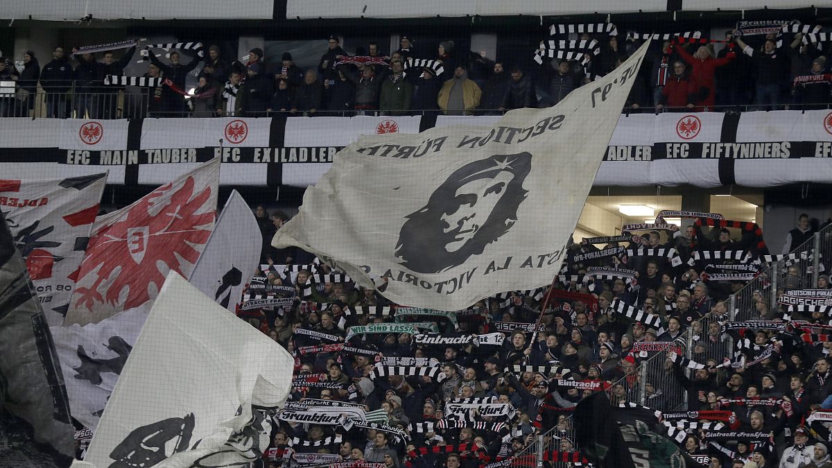 Eintracht Frankfurt Fans zu Störern der Hanau-Minute: "Nazis raus"