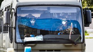 عملية نقل الأشخاص المشتبه بإصابتهم بفيروس كورونا المستجد في إيطاليا
