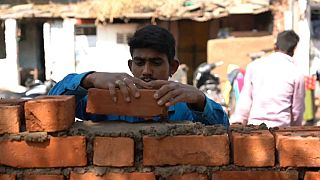 بناء جدار يجري على قدم وساق في الهند، قبيل زيارة الرئيس الامريكي المرتقبة. 2020/02/14