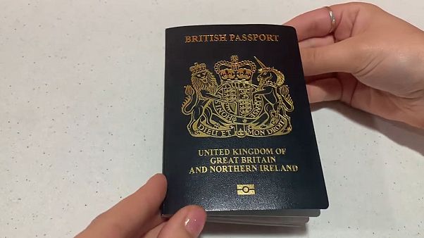AB'den ayrılan İngiltere mavi pasaporta geçiyor AB'den ayrılan İngiltere mavi pasaporta geçiyor
