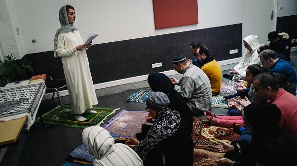 كاهنة بهلول تؤم مصلين في إحدى قاعات الصلاة في باريس. 2020/02/21 كاهنة بهلول تؤم مصلين في إحدى قاعات الصلاة في باريس. 2020/02/21
