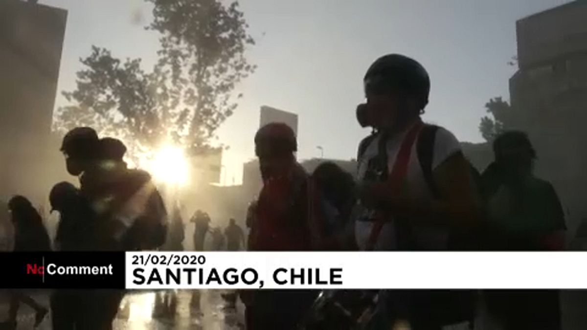 شاهد: استمرار الاحتجاجات والمواجهات في سانتياغو بين المتظاهرين والشرطة