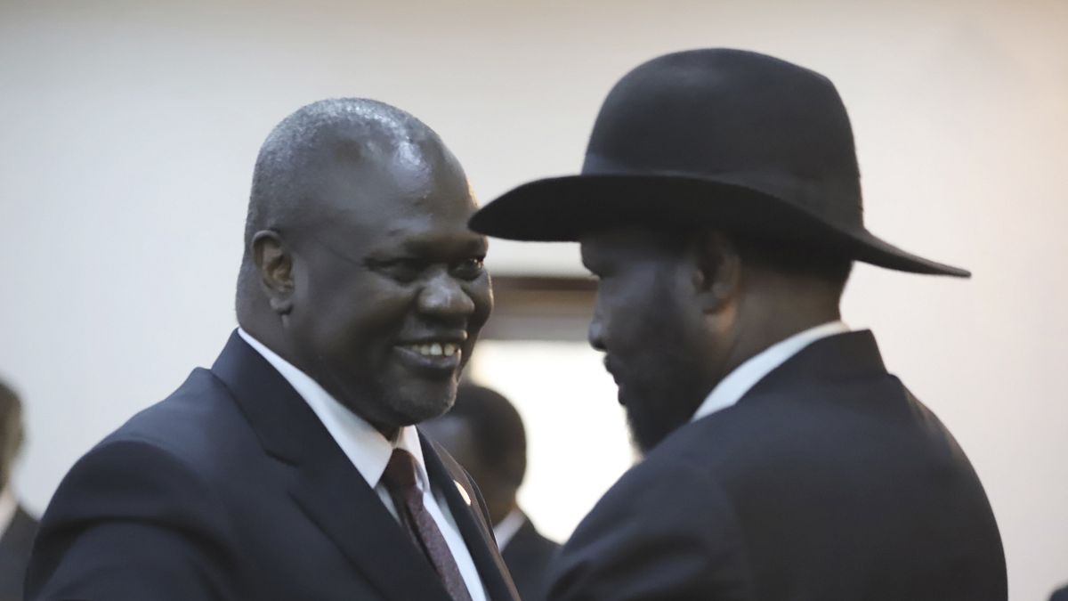 رئيس جنوب السودان سلفا كير ميارديت ورياك مشار نائبه يحييان بعضهما بعد أداء اليمين في جوبا 22 فبراير 2020
