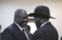 رئيس جنوب السودان سلفا كير وزعيم المتمردين رياك مشار يتصافحان بعد أداء اليمين في جوبا بجنوب السودان  22/02/2020
