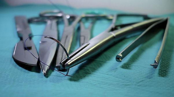 إعادة سجن ومحاكمة طبيب مصري تسبب في وفاة فتاة أثناء ختانها إعادة سجن ومحاكمة طبيب مصري تسبب في وفاة فتاة أثناء ختانها
