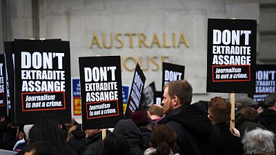 Tüntetők az londoni Ausztrál Nagykövetség előtt