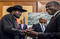 رئيس جمهورية جنوب السودان سيلفا كيير (على الشمال) يصافح زعيم المعارضة ريك مشار خلال محادثات السلام في أديس أبابا. 