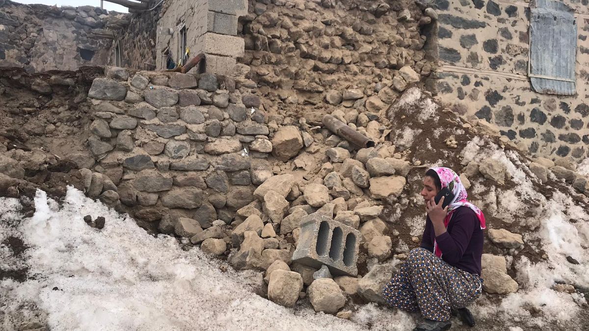 At least nine dead in Turkey after 5.7 magnitude earthquake strikes western Iran