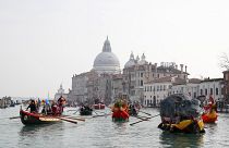 Los barcos navegan durante el desfile acuático, parte del Carnaval de Venecia, en Venecia, Italia, el domingo 9 de febrero de 2020.