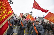 Antiguos oficiales soviéticos, partidarios del Partido Comunista Ruso, banderas rojas durante un mitin por el Día de los Defensores de la Patria, en Moscú, Rusia.