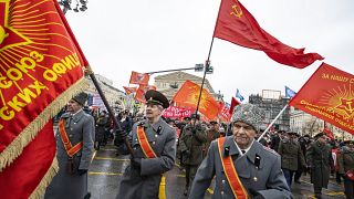 Antiguos oficiales soviéticos, partidarios del Partido Comunista Ruso, banderas rojas durante un mitin por el Día de los Defensores de la Patria, en Moscú, Rusia.