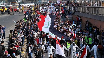 Estudantes saem às ruas de Bagdad para protestar contra o governo