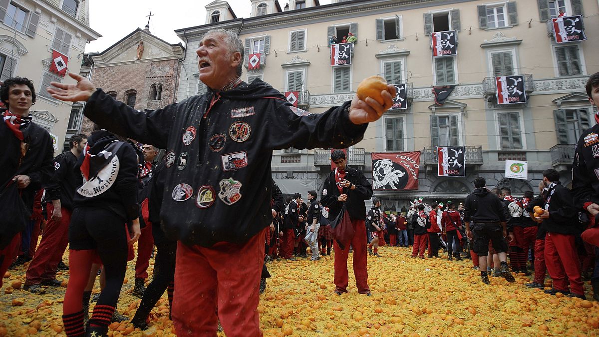 کارناوال «نبرد پرتقال» با وجود شیوع کرونا در ایتالیا آغاز شد