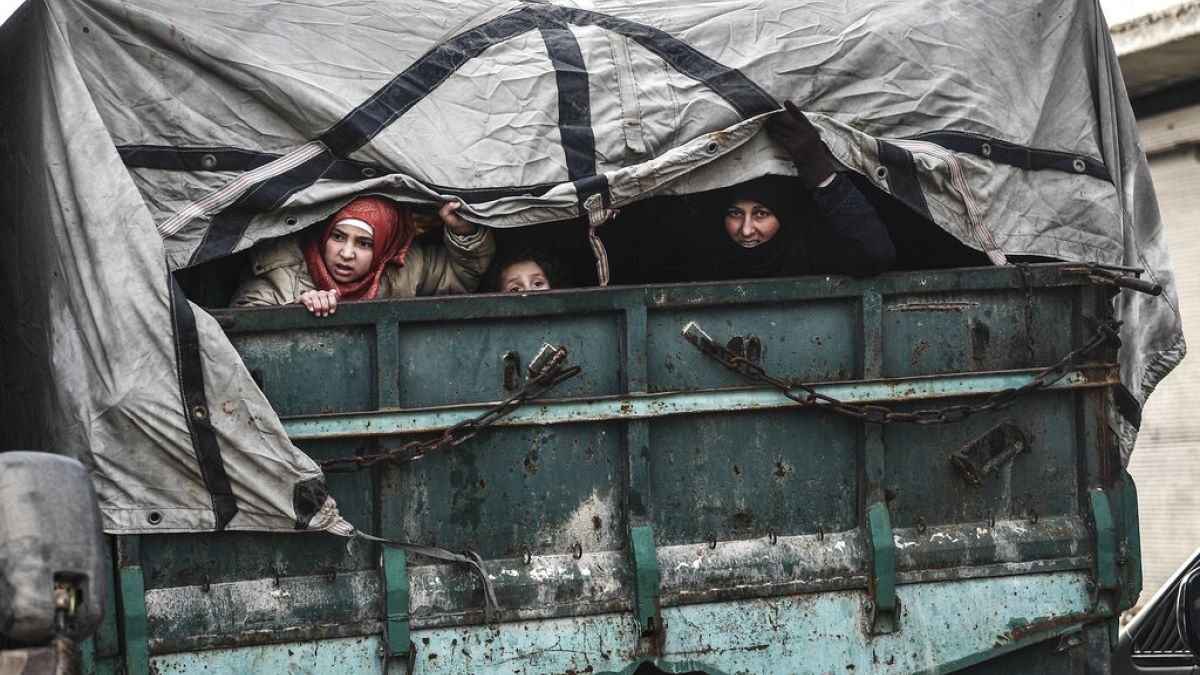 Már 900 ezer ember menekült az észak-szíriai harcok elől Törökország felé 