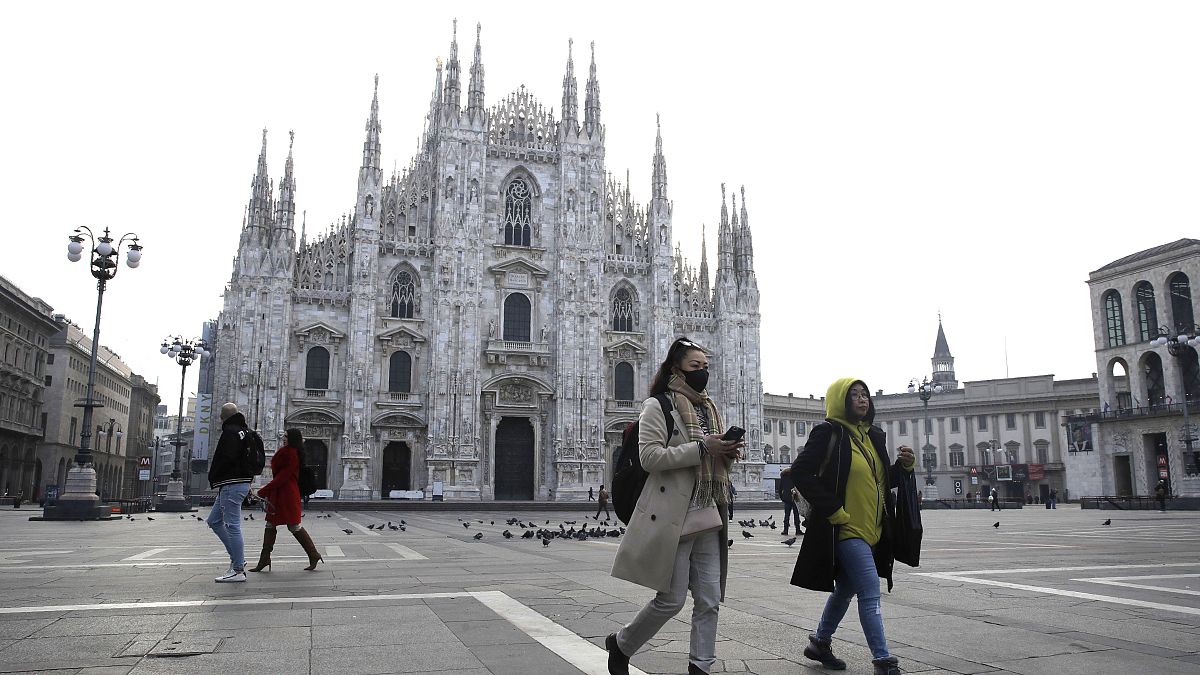 Туристы в Милане на площади перед знаменитым собором надели медицинские маски 